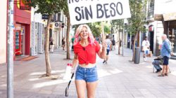 «No hay verano sin beso». Salimos por Madrid, regalamos amor y pedimos besos: Hermoso, morenazo, rubiales… ¿Un piquito?