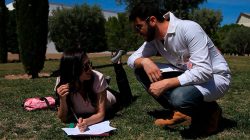 ¡Estudiantes cachondas antes de examen! El Dr. Bobby Perú tiene la solución… ¡Carne en barra para Claudia Bomb!